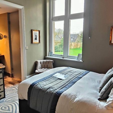 Oddfellows On The Park Cheadle  Kültér fotó A bedroom at The Old Bank Hotel