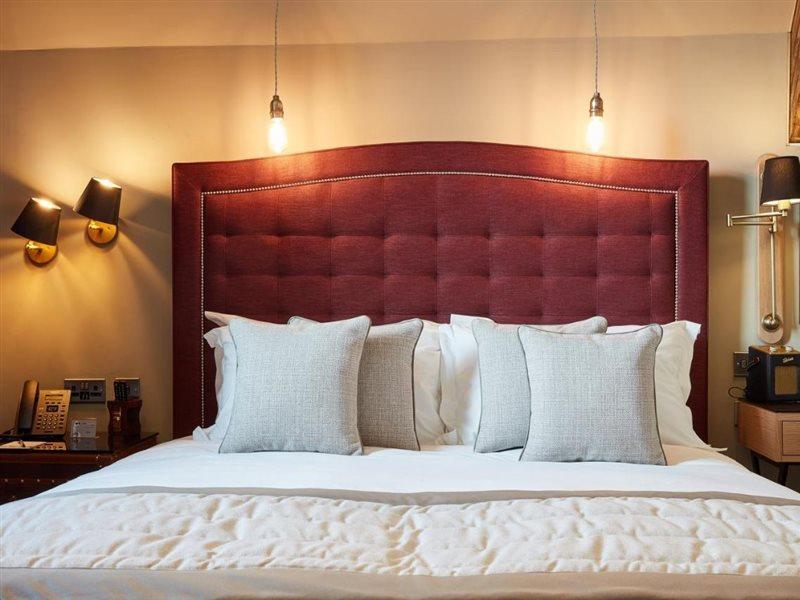 Oddfellows On The Park Cheadle  Kültér fotó A bed with a headboard
