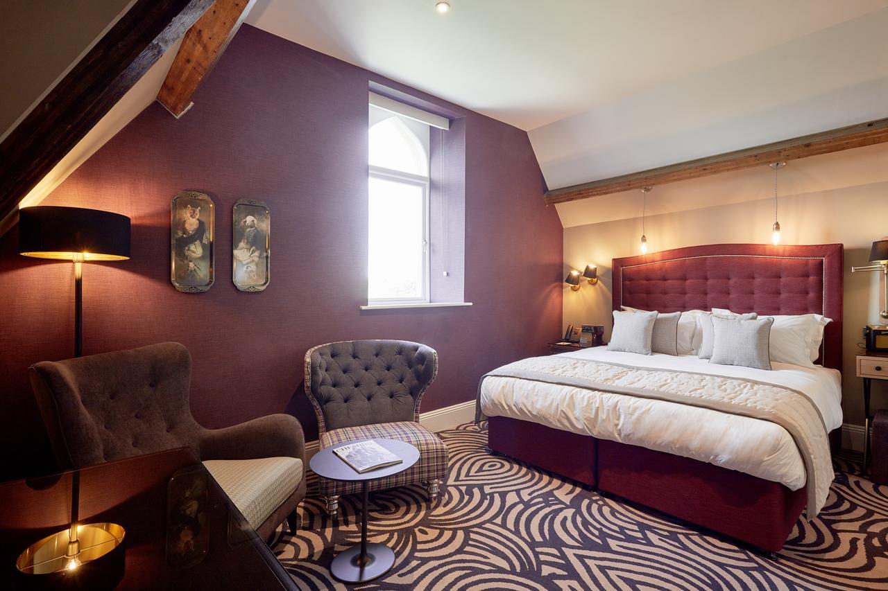 Oddfellows On The Park Cheadle  Kültér fotó A bedroom at The Swan