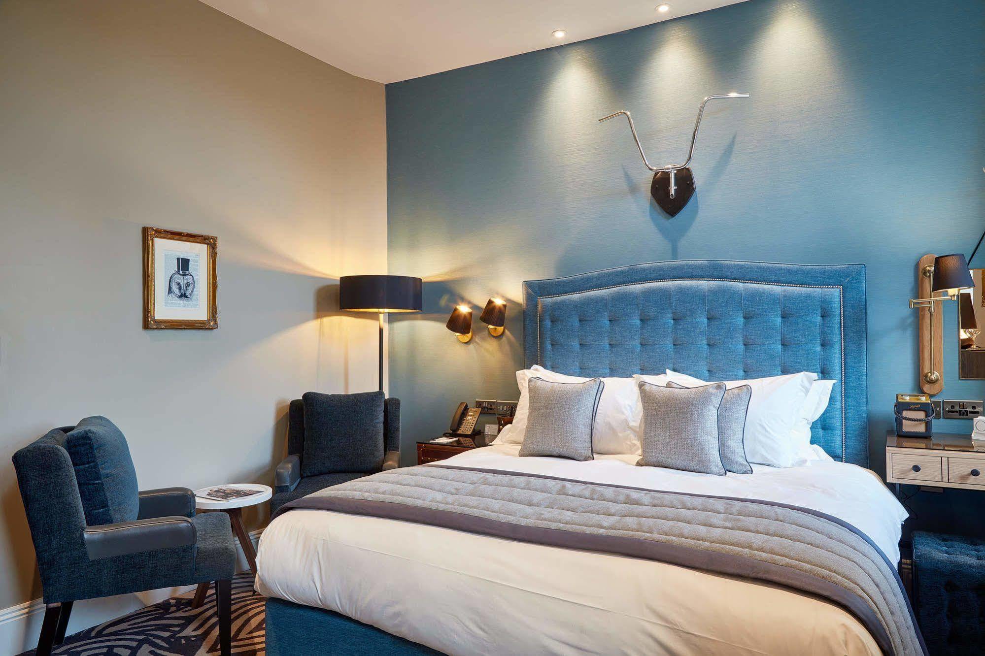 Oddfellows On The Park Cheadle  Kültér fotó A bedroom at The Old Bank Hotel