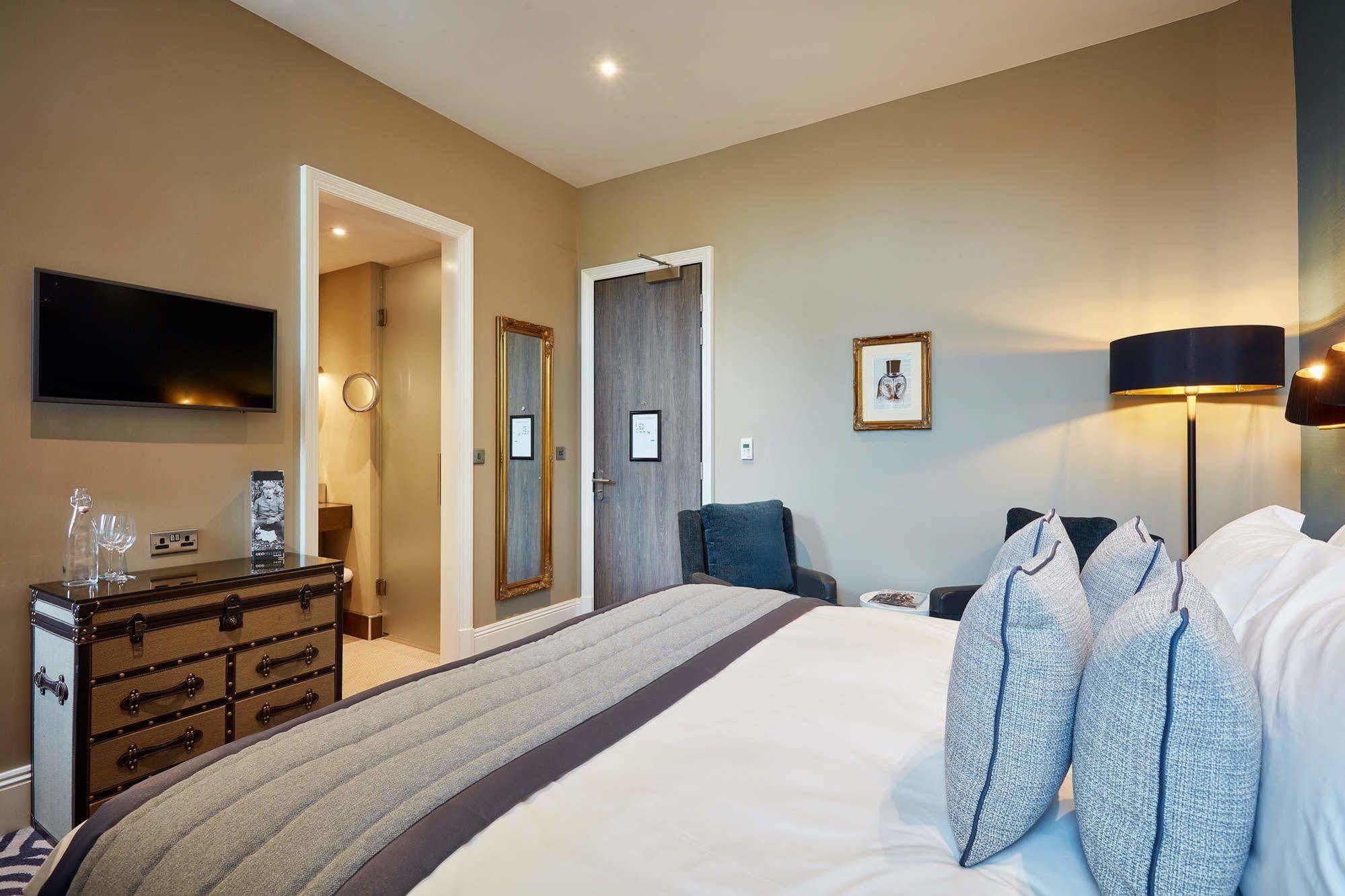Oddfellows On The Park Cheadle  Kültér fotó A bedroom at The Old Bank Hotel