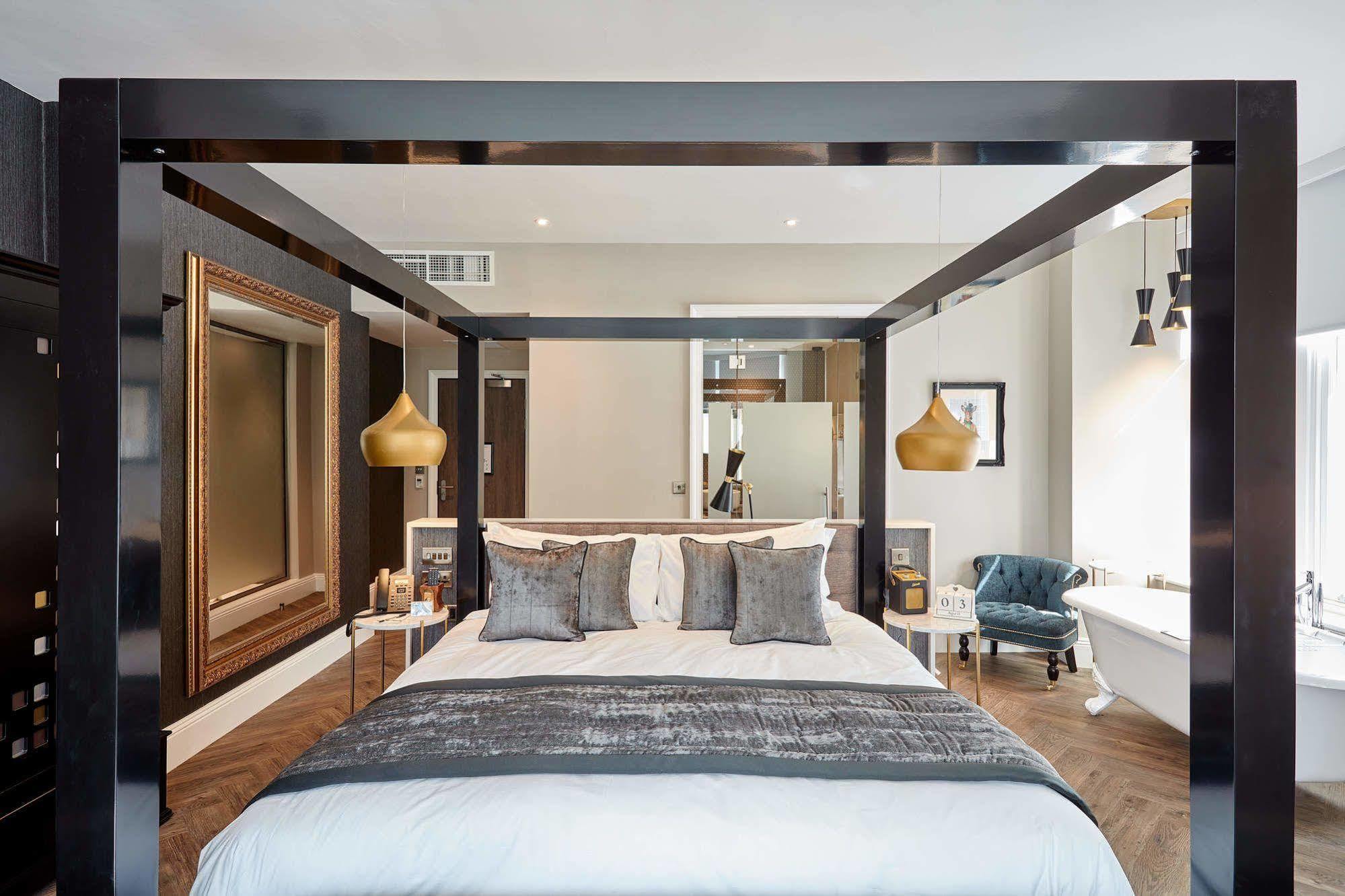Oddfellows On The Park Cheadle  Kültér fotó A bedroom at The Ivy Collection